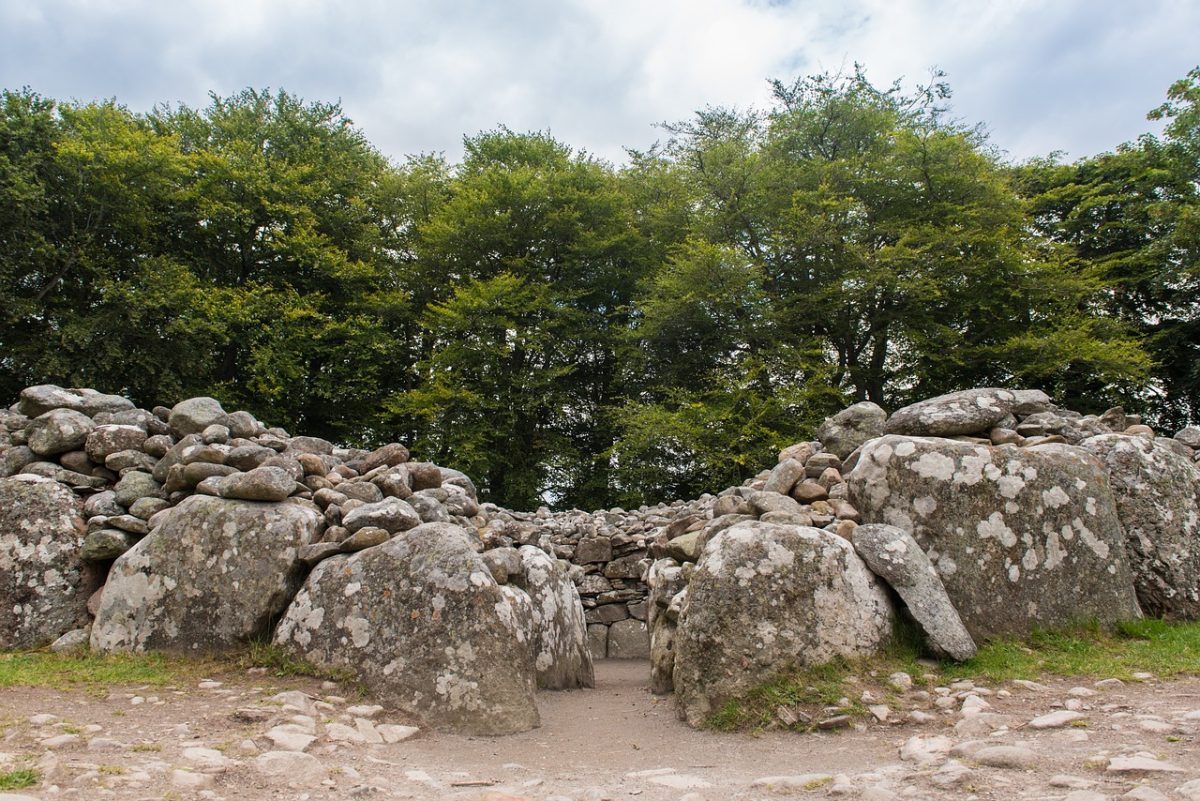 Ein faszinierendes Bild der Clava Cairns, prähistorische Grabanlagen in den schottischen Highlands.