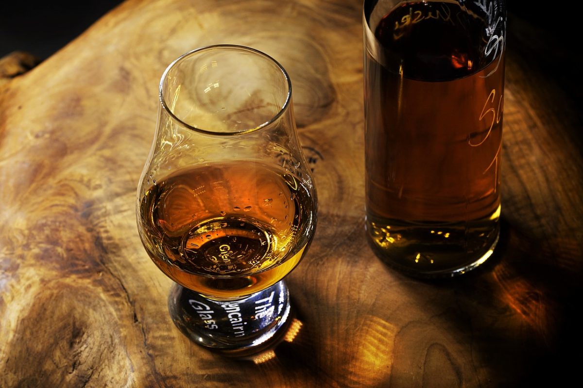 Die Whiskybrennereien Talisker und Torabhaig auf der Isle of Skye, eingebettet in die malerische schottische Landschaft, symbolisieren die jahrhundertelange Tradition der Whiskyherstellung.