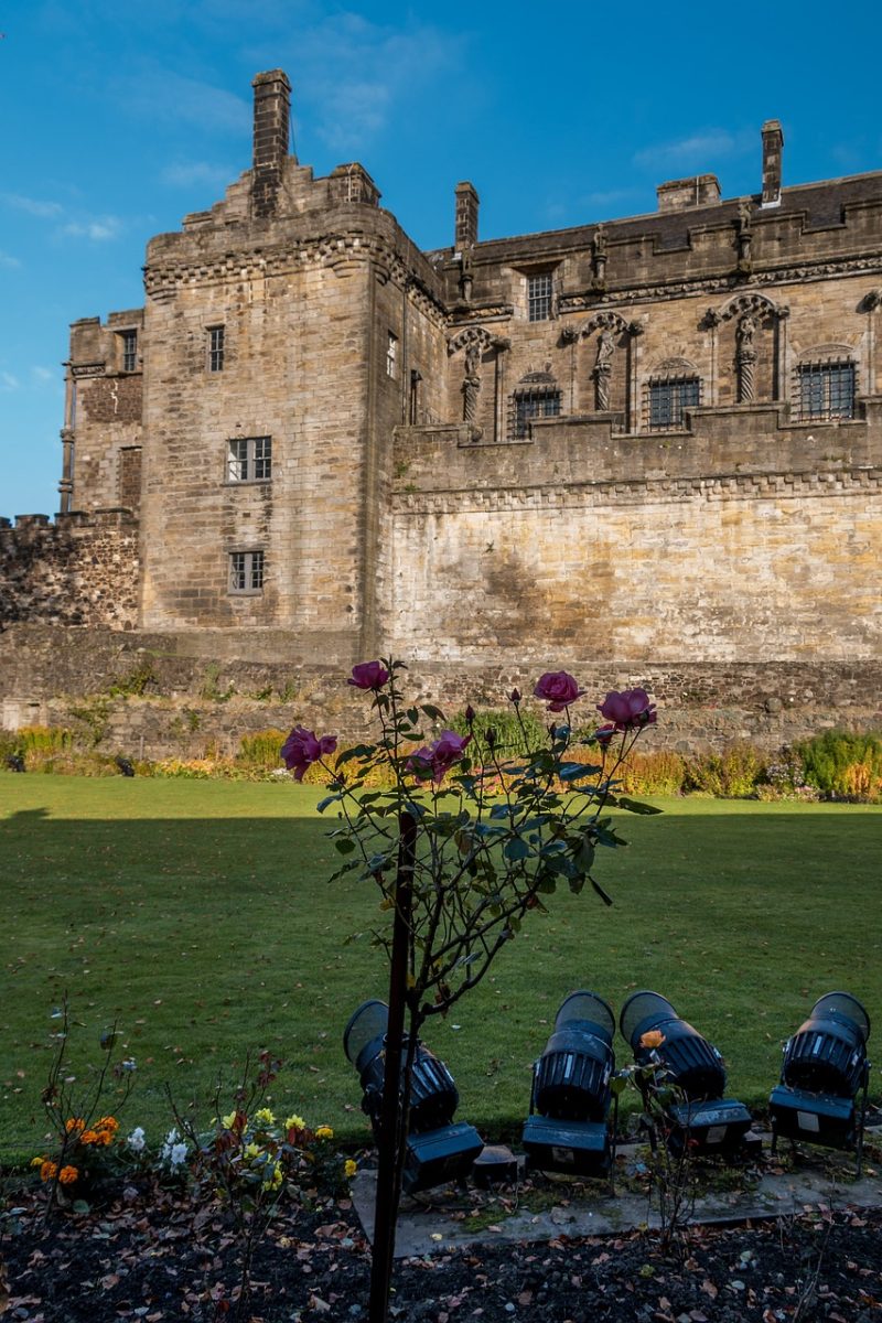 Historisches Stirling Castle, majestätisch thronend auf einem Vulkanfelsen, mit atemberaubendem Blick auf die umliegenden Landschaften von Zentral-Schottland.